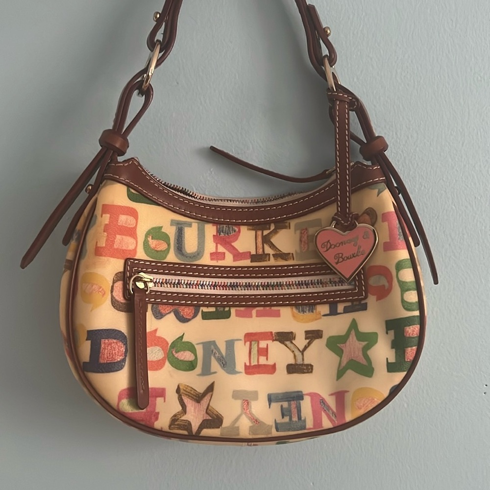 Vintage Dooney Purse. Leather in good condition. No wear and tear.